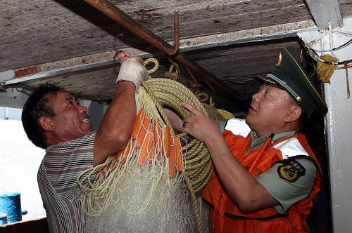 浙江：海警上船服务开渔渔民